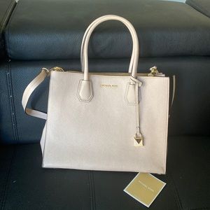 Crème soft pink leather handbag by Michael Kors.